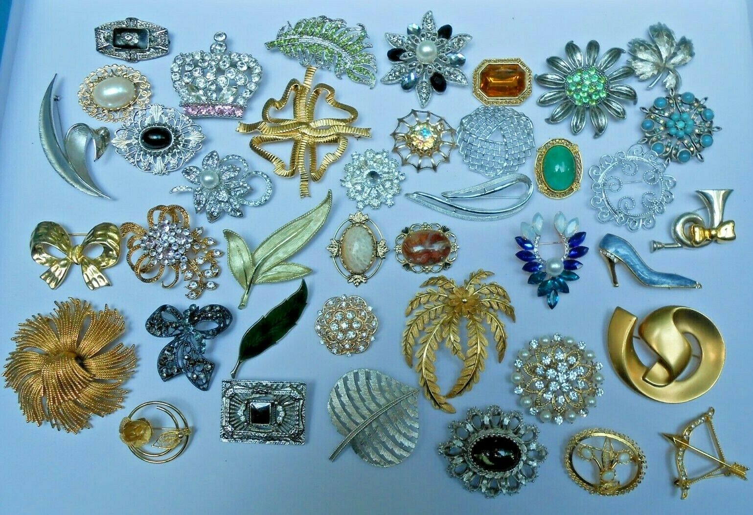 Huge Lot Of Brooches--crown Trifari, Corocraft, More--animal Rescue Donation